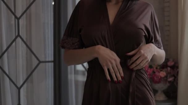 Prachtige jonge vrouw model dragen diverse stijlvolle ondergoed tijdens kerstvakantie thuis — Stockvideo
