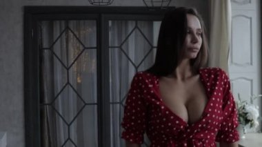Seksi elbiseli şık genç bir kadın, el ele tutuşup duruyor.