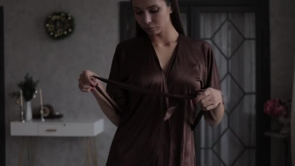 Sexy junge Frau in Unterwäsche und BDSM-Kragen und Maske im klassischen Zimmer