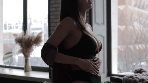 Sexy giovane donna in biancheria intima e BDSM collo e maschera in camera classica — Video Stock