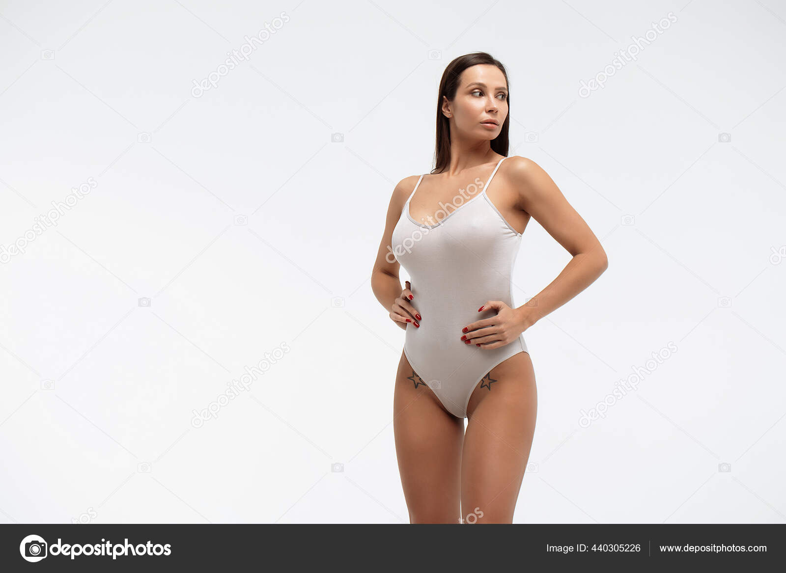 Mulher Macia Vestindo Bodysuit Com Braços Dobrados Fundo Branco