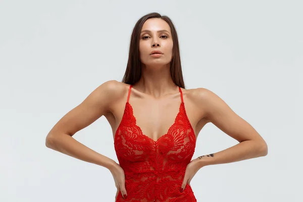 Sexuální Žena Dokonalým Tělem Červené Krajky Bodysuit Stojící Složenými Pažemi — Stock fotografie
