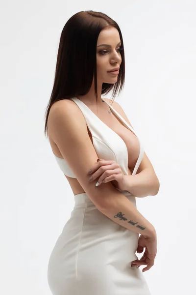 Jovem Elegante Fêmea Sedutora Vestido Branco Moda Com Decote Baixo — Fotografia de Stock