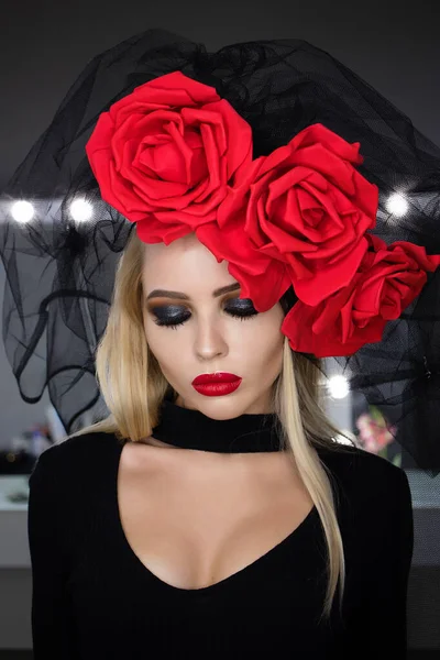 Attraktive Goth Frau Mit Brillantem Make Trägt Erstaunliche Rosa Kopfbedeckung — Stockfoto