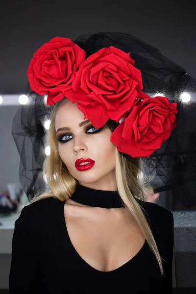 Mulher Gótica Atraente Com Maquiagem Brilhante Vestindo Capacete Rosa Incrível — Fotografia de Stock
