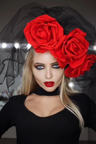 Attraktive Goth Frau Mit Brillantem Make Trägt Erstaunliche Rosa Kopfbedeckung — Stockfoto