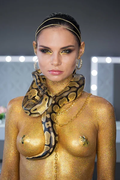 Hot Naked Woman Glitters Covering Breasts Posing Snake Head — Stock Photo, Image