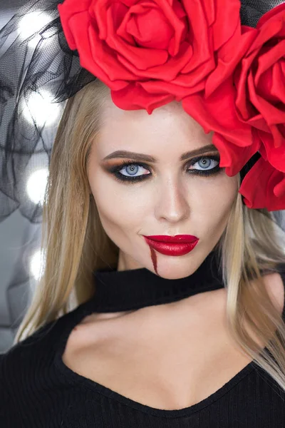 Mulher Encantadora Com Derramamento Sangue Rosto Vestindo Chapelaria Rosa Olhando — Fotografia de Stock