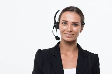 Siyah kostümlü, yalnız ve çekici bir kadın. Kulaklığı başka tarafa bakıyor.