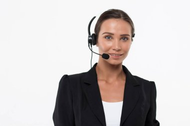 Siyah kostümlü, yalnız ve çekici bir kadın. Kulaklığı başka tarafa bakıyor.