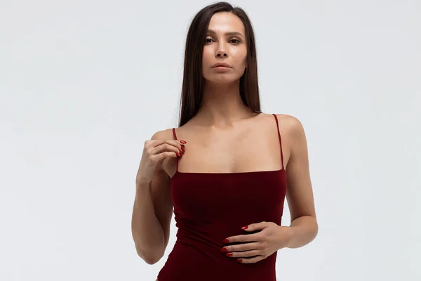 Verleidelijke vrouw in bodysuit in studio — Stockfoto