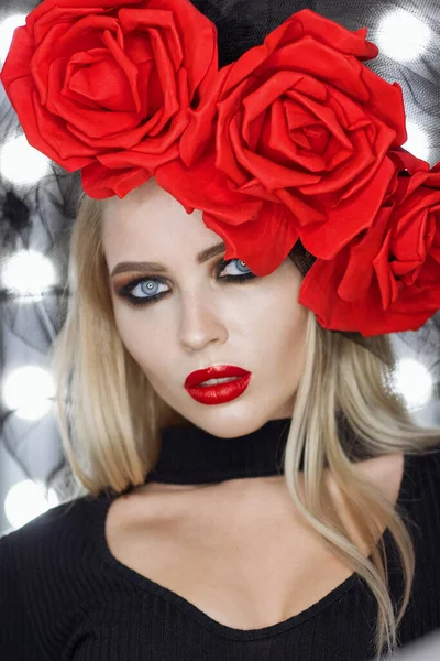 Atractiva Hembra Gótica Con Maquillaje Brillante Con Increíble Sombrero Rosa —  Fotos de Stock