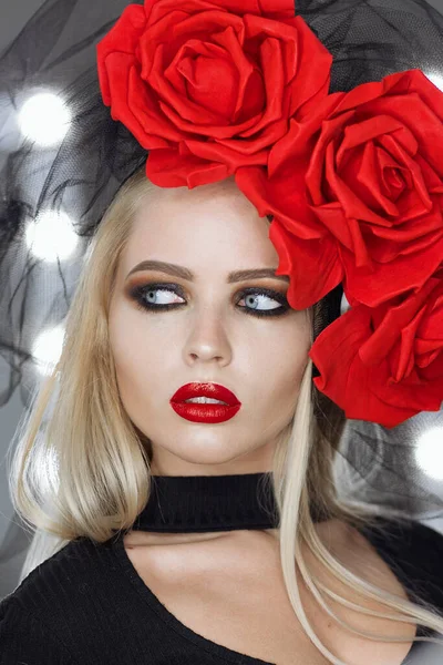 Atractiva Hembra Gótica Con Maquillaje Brillante Con Increíble Sombrero Rosa —  Fotos de Stock