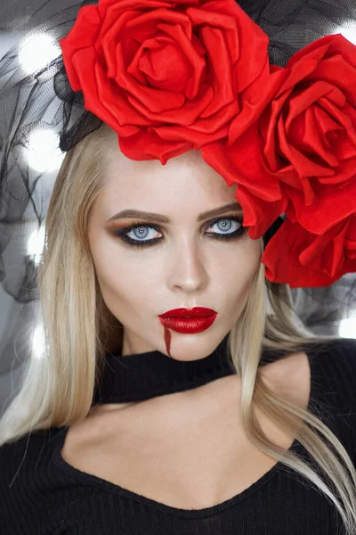 Schöne Frau Mit Blutüberströmung Gesicht Trägt Rosa Kopfbedeckung Und Schaut — Stockfoto