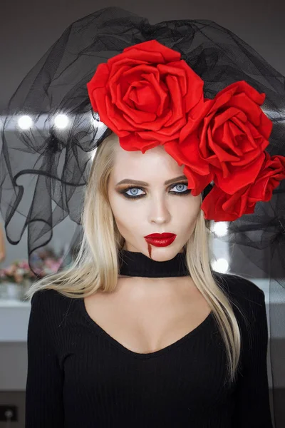 Schöne Frau Mit Blutüberströmung Gesicht Trägt Rosa Kopfbedeckung Und Schaut — Stockfoto