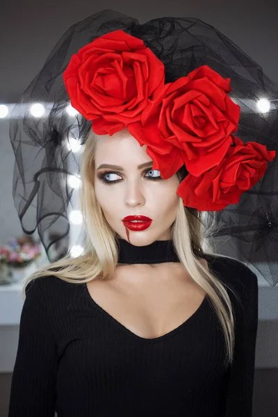 Mujer Encantadora Con Derramamiento Sangre Cara Con Sombrero Rosa Mirando —  Fotos de Stock