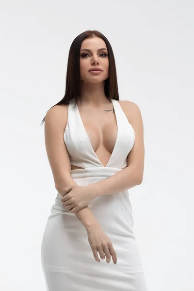 Jovem Elegante Fêmea Sedutora Vestido Branco Moda Com Decote Baixo — Fotografia de Stock