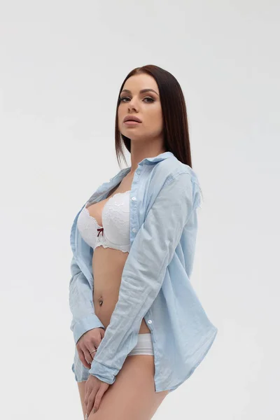 Mulher Sensual Jovem Com Cabelo Liso Roupa Interior Branca Camisa — Fotografia de Stock