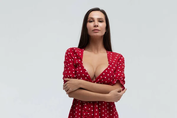 Sexy Mujer Vistiendo Rojo Corto Vestido Lunares Pie Sobre Fondo — Foto de Stock