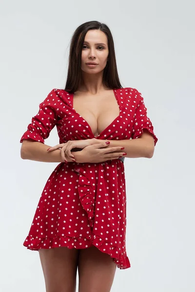 Sexig Kvinna Bär Röd Kort Polka Dot Klänning Stående Vit — Stockfoto