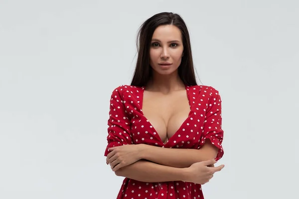 Sexy Frau Trägt Rotes Kurzes Gepunktetes Kleid Auf Weißem Hintergrund — Stockfoto