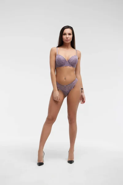Modelo Femenino Coquette Sujetador Púrpura Encaje Bragas Pie Sobre Fondo —  Fotos de Stock