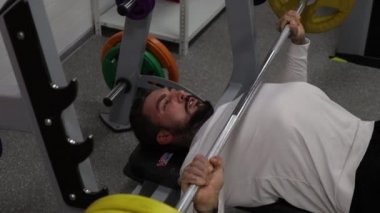 Vücut geliştiren biri göğüs presi yapar.