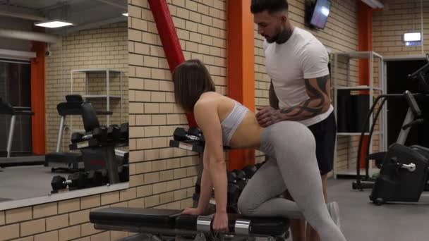 Sportvrouw training met persoonlijke instructeur in de sportschool — Stockvideo