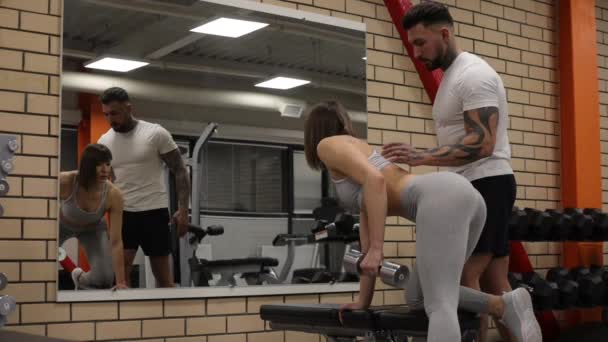 Sportvrouw training met persoonlijke instructeur in de sportschool — Stockvideo