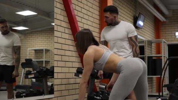 Sportvrouw training met persoonlijke instructeur in de sportschool — Stockvideo