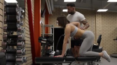 Spor eğitmeniyle beden eğitimi.