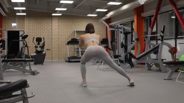 Sportig kvinna uppvärmning och träning i gym — Stockvideo