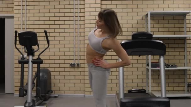 Sportig kvinna uppvärmning och träning i gym — Stockvideo