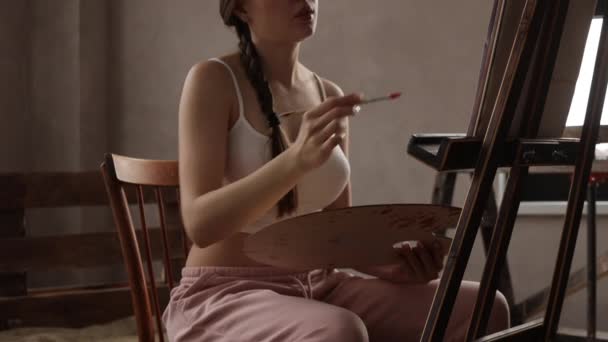 Calma mujer pintura en casa estudio de luz — Vídeo de stock