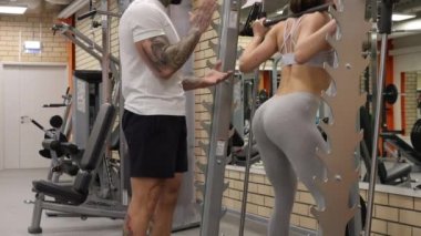 Spor eğitmeniyle beden eğitimi.