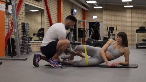 Sportovkyně trénink s osobním instruktorem v tělocvičně — Stock video