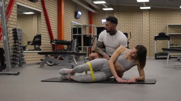 Sportswoman training with personal instructor in gym — Stock Video