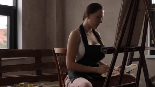 Ηρεμία γυναίκα ζωγραφική στο φως στούντιο σπίτι — Αρχείο Βίντεο