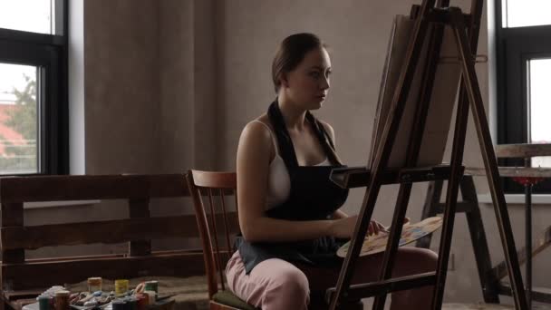 Spokojny kobieta malarstwo w lekkim domu studio — Wideo stockowe