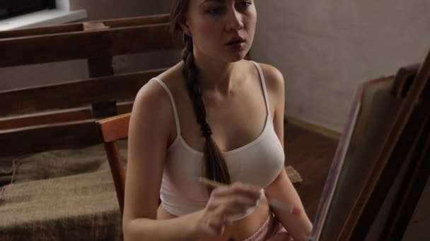 Calma mujer pintura en casa estudio de luz — Vídeo de stock