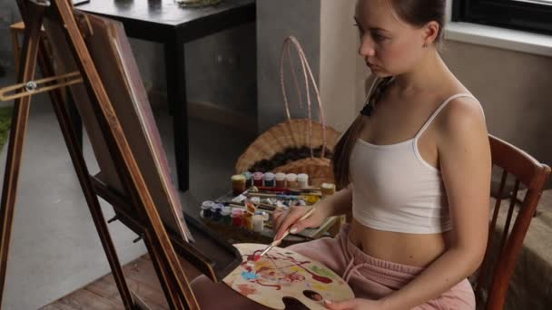 Calma donna pittura in luce casa studio — Video Stock