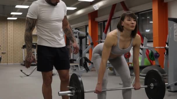 体育館でのパーソナルインストラクターとのスポーツ女性のトレーニング — ストック動画