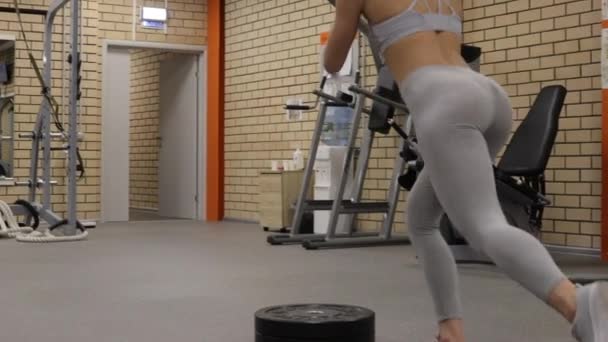 Mujer deportiva calentando y entrenando en el gimnasio — Vídeos de Stock