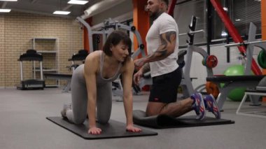 Spor eğitmeniyle beden eğitimi.