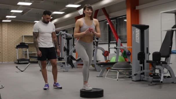 体育館でのパーソナルインストラクターとのスポーツ女性のトレーニング — ストック動画