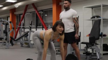 Spor eğitmeniyle beden eğitimi.