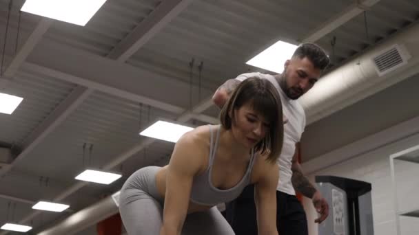 Αθλητική προπόνηση με προσωπικό γυμναστή στο γυμναστήριο — Αρχείο Βίντεο