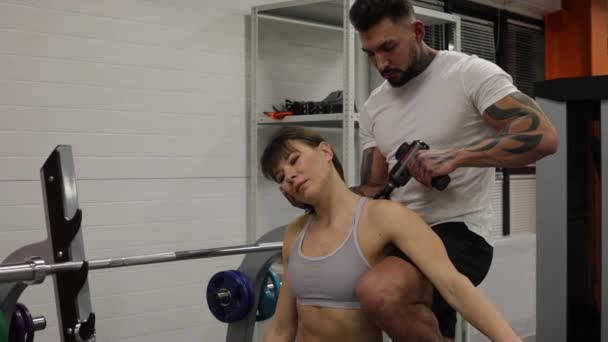 Personlig træner strækker ben af sportskvinde i fitnesscenter – Stock-video