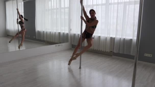Sexy young woman dancing near pole — Stock Video