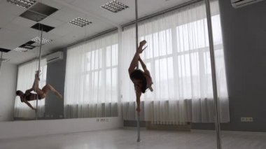 Stüdyoda erotik dans eden zinde bir kadın.